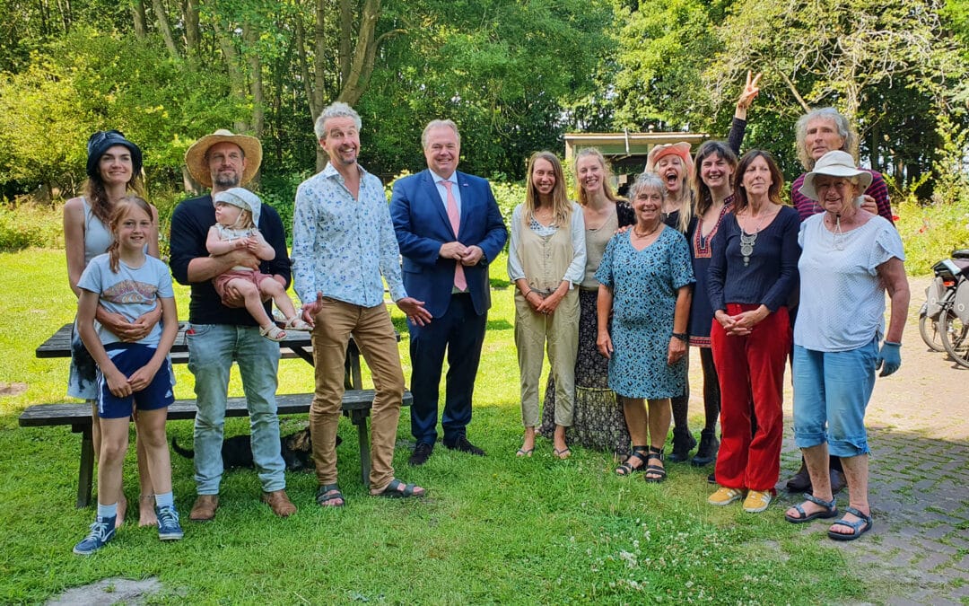 Burgemeester Voskuil van gemeente Bergen op werkbezoek bij het ecodorp