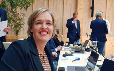 Nieuwe wethouder Ruimtelijke ordening en wonen krijgt rondleiding en maakt kennis met bewoners Ecodorp Bergen